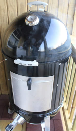 Lid on top of smoker body