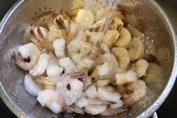 Thaw frozen shrimp with water